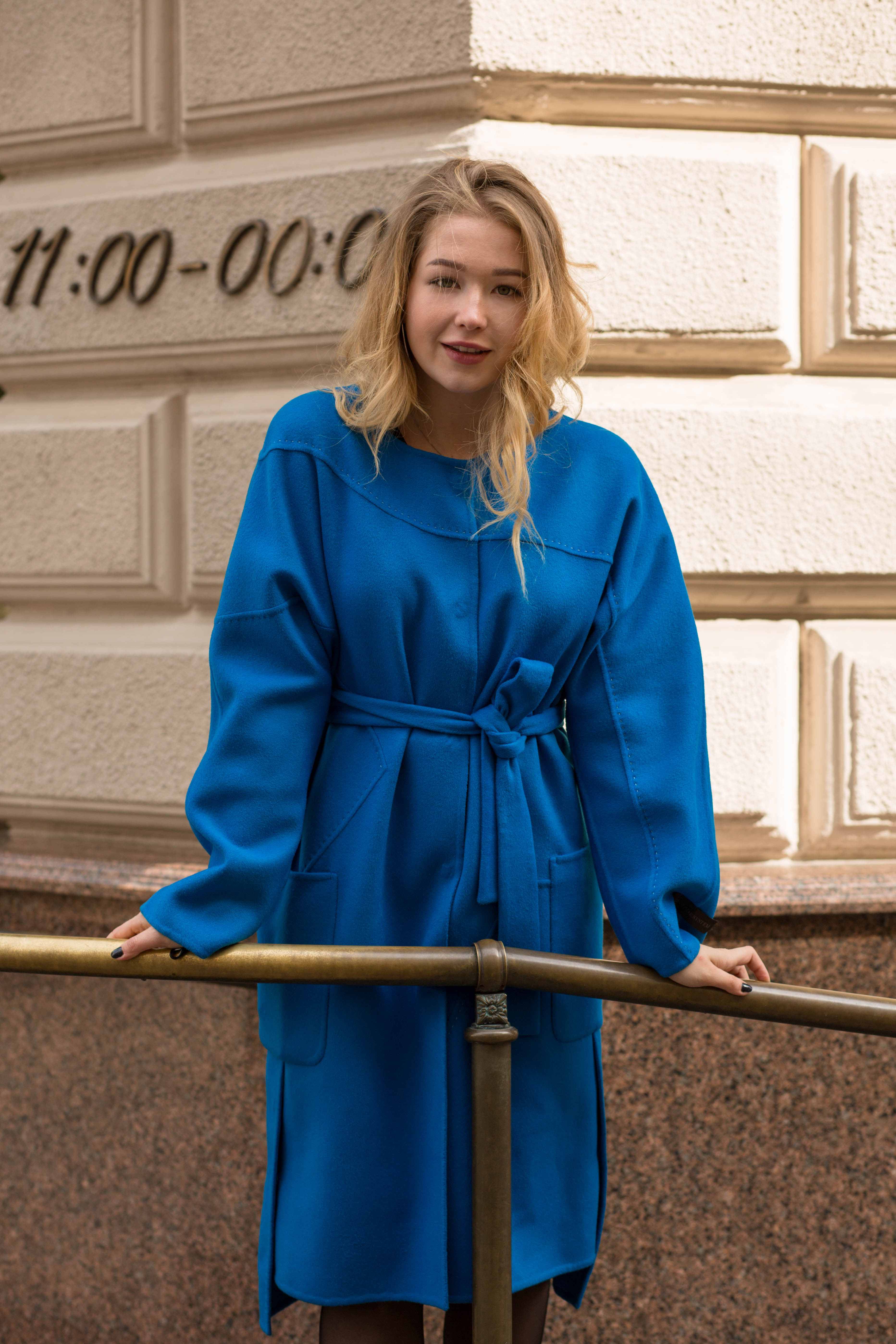 Пальто синього кольору від бренду DELCORSO Фото #1